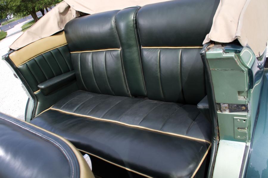 Интерьер Auburn 8-105 Salon Dual Ratio Convertible Sedan 1933 года  (фото 2 из 48)